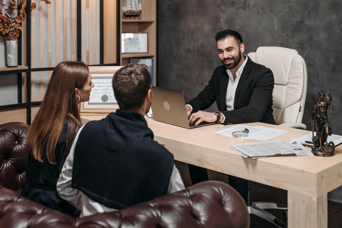 Atendimento a clientes no escritório